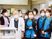 職員が集まる調理場  