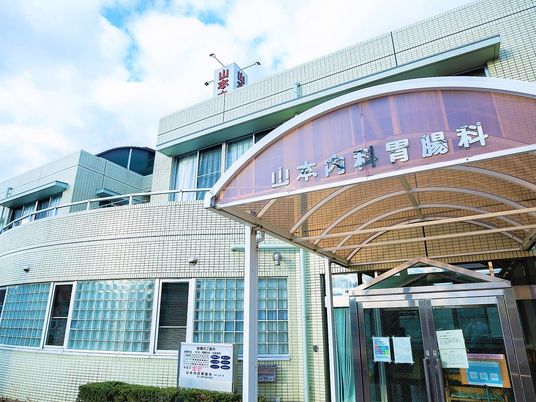 病院風の建物外観  