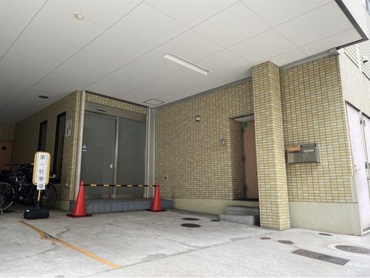 施設の駐車場出入口  