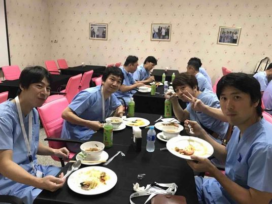 食事中の職員休憩室  