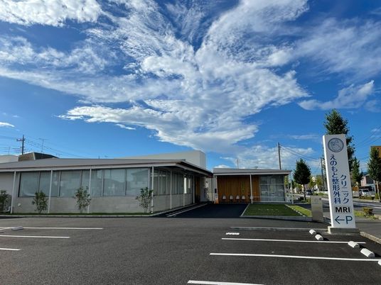 明るい外観の建物前  