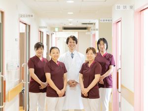 廊下に並ぶスタッフ  