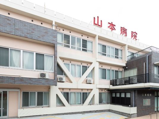 病院風の建物外観  
