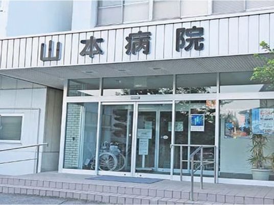 病院の正面玄関  
