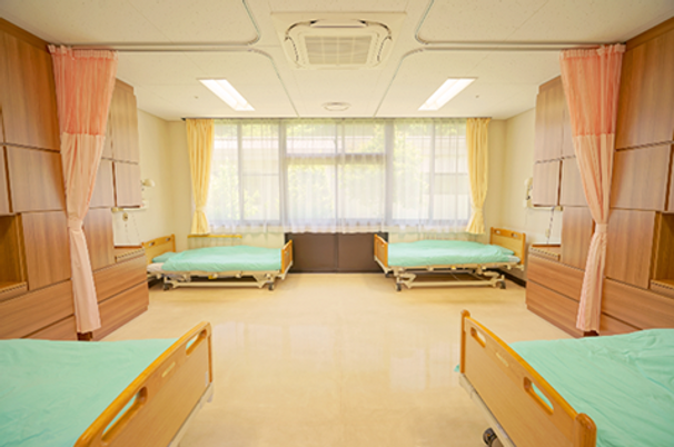 窓辺の自然光が心地よい居室  