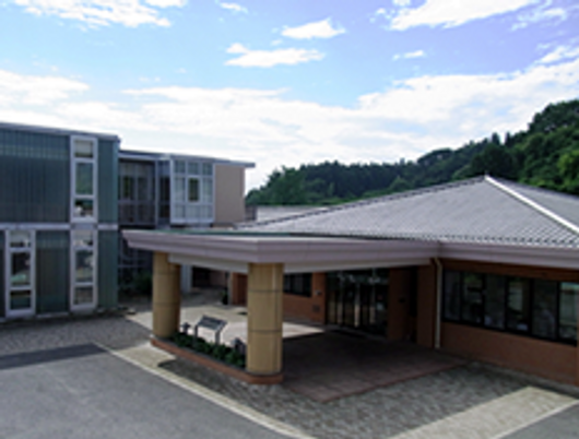 広々とした建物外観