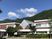 緑山を背にした外観  