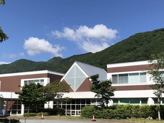 緑山を背にした外観  