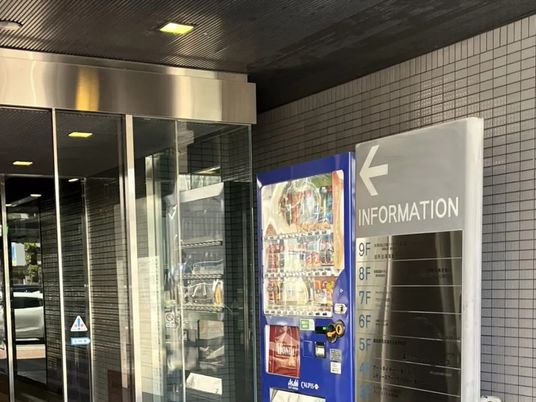 案内板と自動販売機のあるロビー  