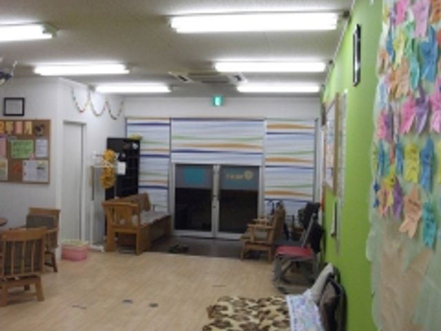 明るい室内の休憩室 休憩室 広々とした明るい空間で、リラックスできる休憩室です。掲示板にはカラフルなメモが貼られています。
