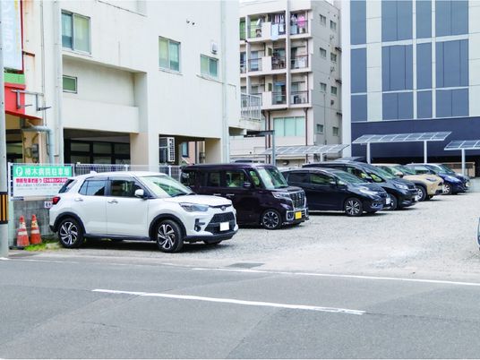 駐車場のある外観  