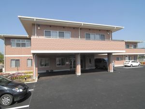 外観と駐車場  