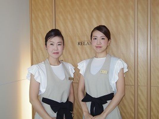 制服の女性二人が立つロビー  