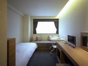 明るい居室のベッド横  