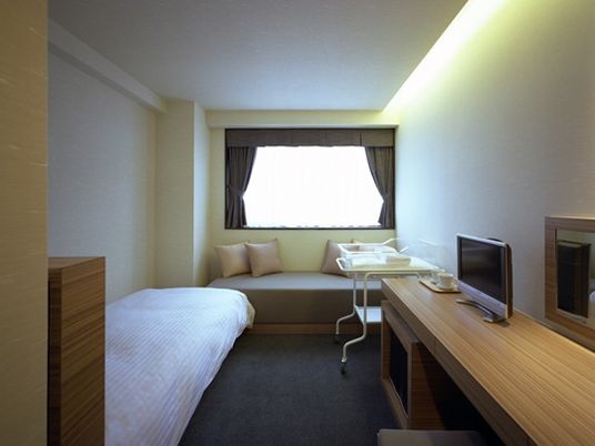 明るい居室のベッド横  