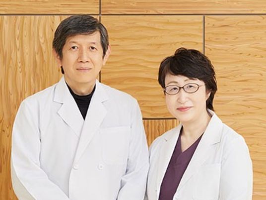 白衣の男女が並ぶスタッフイメージ  