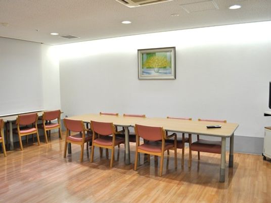 明るい食堂のテーブル  