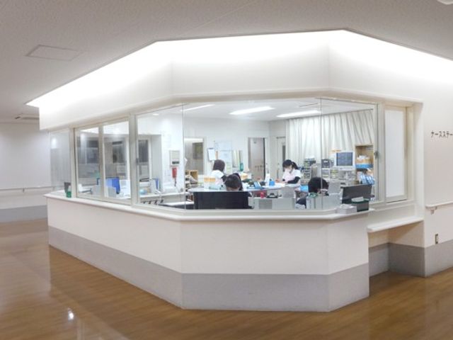 明るいフロントカウンター フロント   ガラス越しにスタッフが対応している、明るく開放的な受付です。動線が見えやすく、来訪者の案内もしやすそうです。