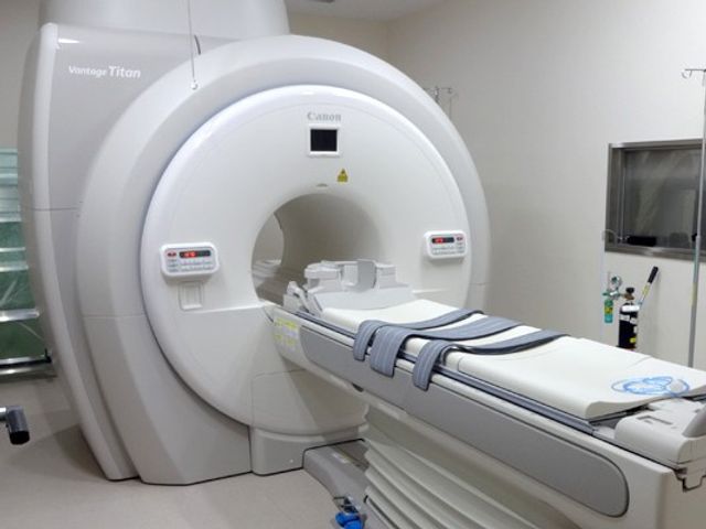 機能訓練用機器のある室内 機能訓練室   大きな検査機器が設置された、清潔感のある機能訓練の場です。利用者の状態に合わせた支援や訓練を行う様子が想像しやすいです。