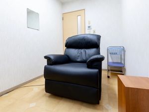 黒い椅子の居室  
