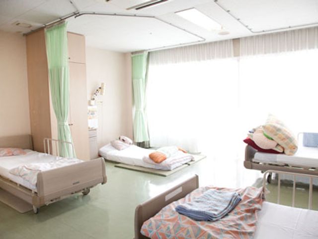 明るい居室 居室 自然光がたっぷり入る明るい居室です。快適な環境で過ごすことができます。