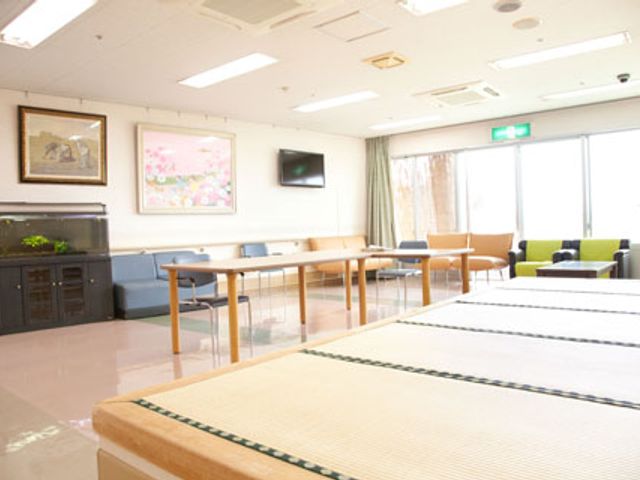 くつろぎの和室 和室 広々とした和室で、自然光が差し込む明るい空間です。快適にくつろげて、お茶などを楽しめます。