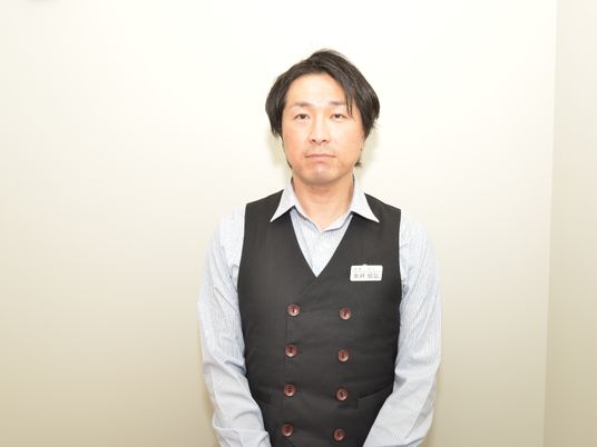 スタッフの男性立ちポーズ