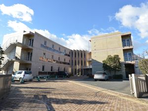 明るく広々した施設外観