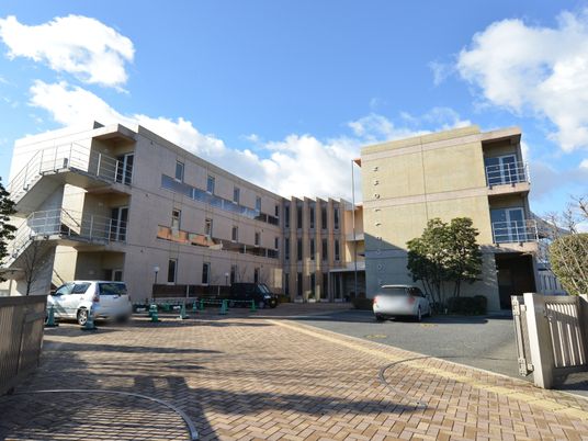 明るく広々した施設外観