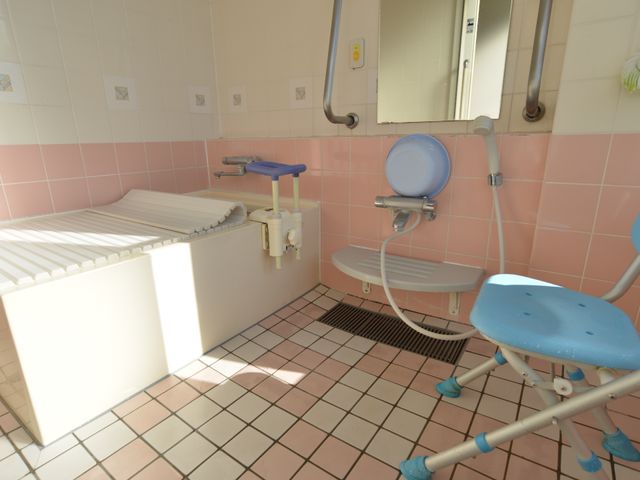 バリアフリー設計の浴室 個室浴 安全に考慮された浴室です。手すりや座面を備え、誰もが安心してご利用いただける設計になっています。