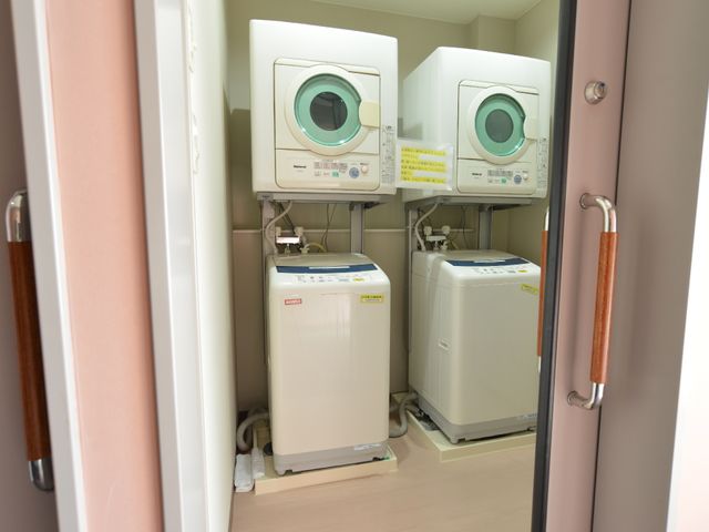 洗濯機と乾燥機の設備 ランドリールーム 清潔なコインランドリーがあり、日々の洗濯に便利です。利用者の自立支援を考えた、身近な設備の一つです。