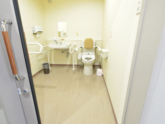 バリアフリー設計のトイレ トイレ 手すり付きで広々としたアクセスが可能な清潔なトイレです。利用者の安全と快適さを考慮した設計になっております。