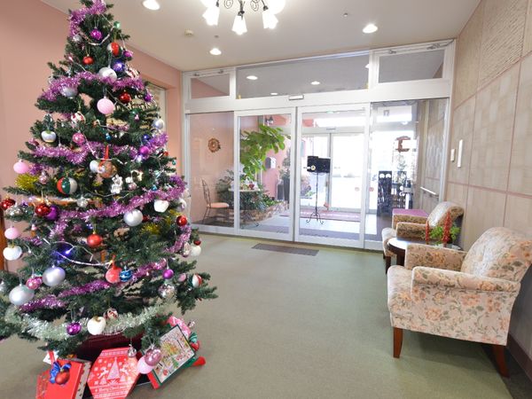 クリスマスツリーのあるエントランス
