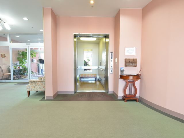 エレベーター前の廊下 エレベーター前 自動扉のエレベーター前は、通りやすくゆったりとした作りです。周囲の設えも心地よい空間を演出しており、利用者の方々の快適な移動が支えられています。