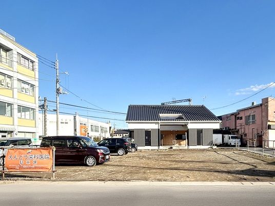 駐車場のある外観  