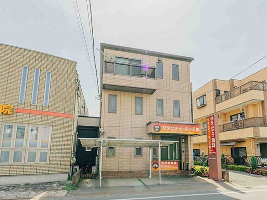 施設外観の建物前  