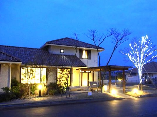 照明が映える外観  