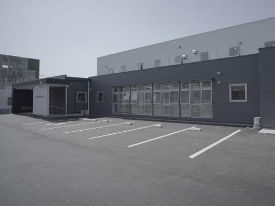 駐車場のある建物外観  