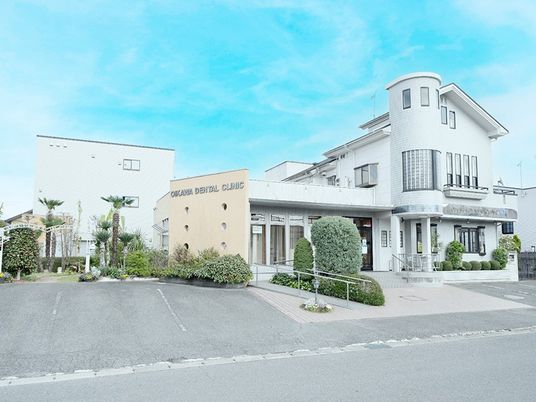 白い建物の外観  