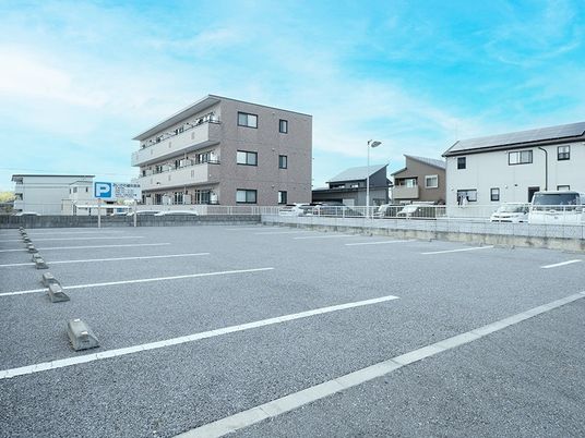 建物前の駐車場  