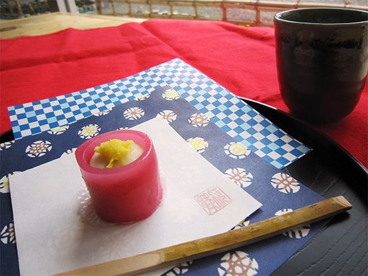 和菓子と湯呑の配置