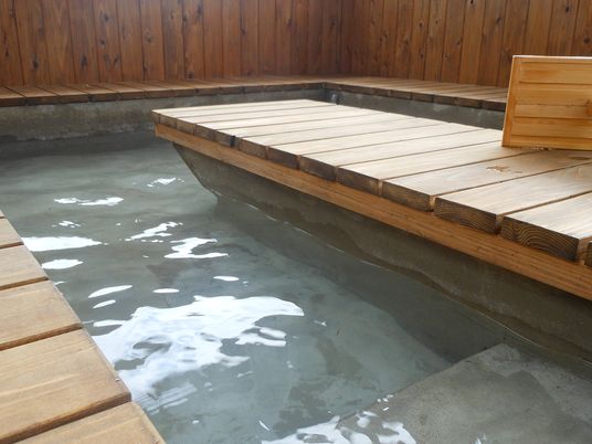 木製の浴槽の浴室