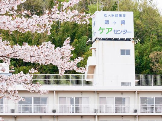 桜に囲まれた施設外観  