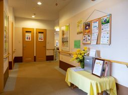 廊下と掲示物がある空間