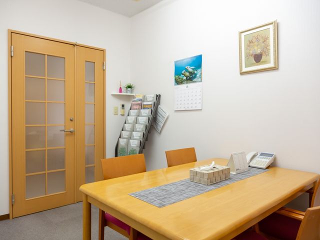 明るい休憩室の一角 談話室 ゆったりとしたテーブルが設置された休憩室は、スタッフ同士のコミュニケーションを大切にする空間です。ここで一息つきながら情報共有ができます。