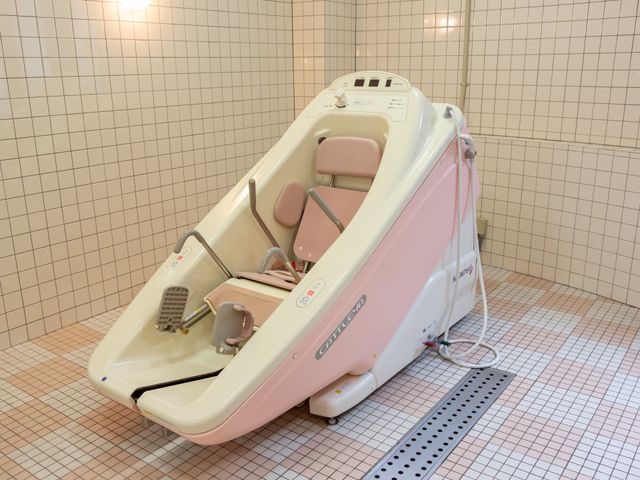 バリアフリー設計の浴室 特別浴室 安心してご利用いただける快適なバリアフリー浴室です。ゆったりとしたバスタイムをサポートします。