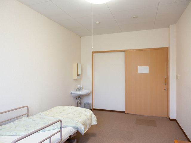 居室のシンプルな内装 居室 広々とした個室では、明るく穏やかな時間をお過ごしいただけます。機能的なレイアウトで、利用者の方々の快適な生活がサポートされています。