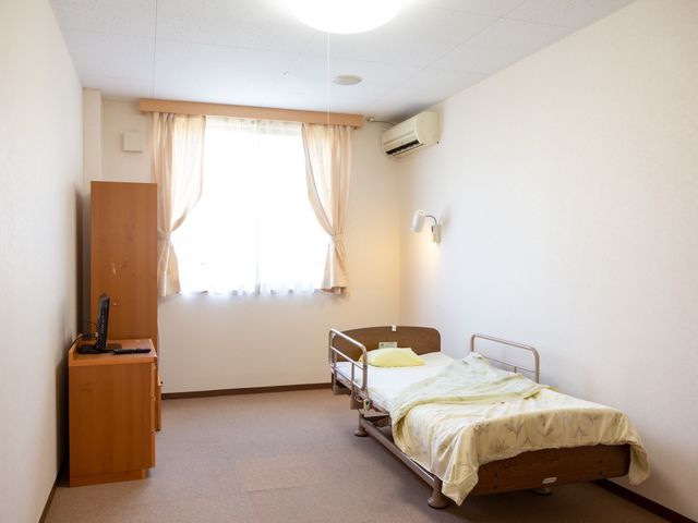 清潔な個室の居室 居室 快適な個室を備えた落ち着きのある空間です。生活に必要な家具が整い、安心して過ごせる環境をご用意しています。