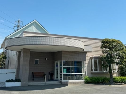明るい玄関前  