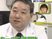 医師の顔が映る内観  
